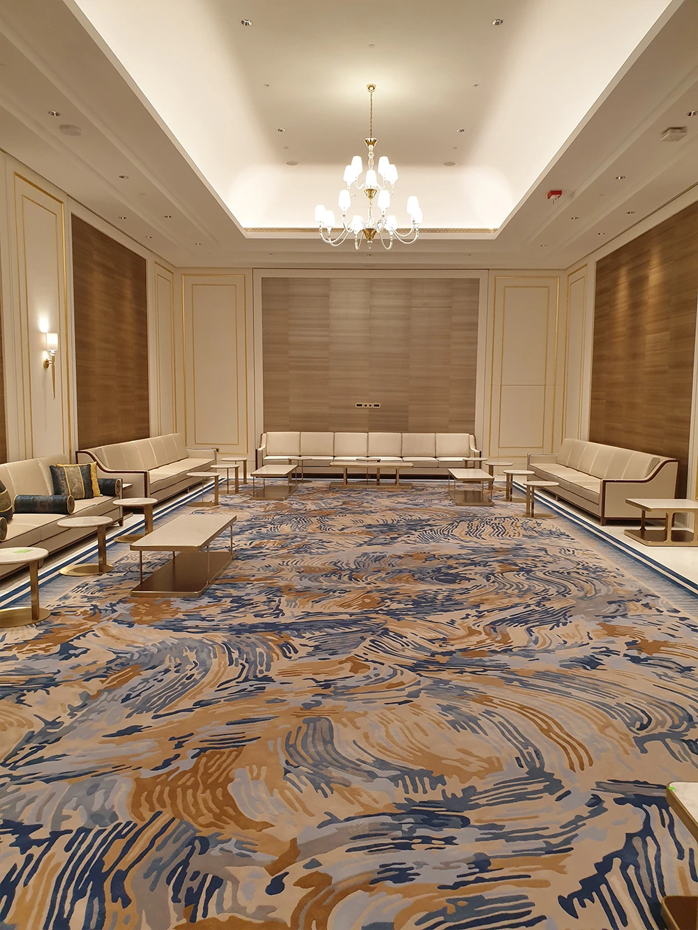 Nature-inspired organic pattern in bamboo silk rug