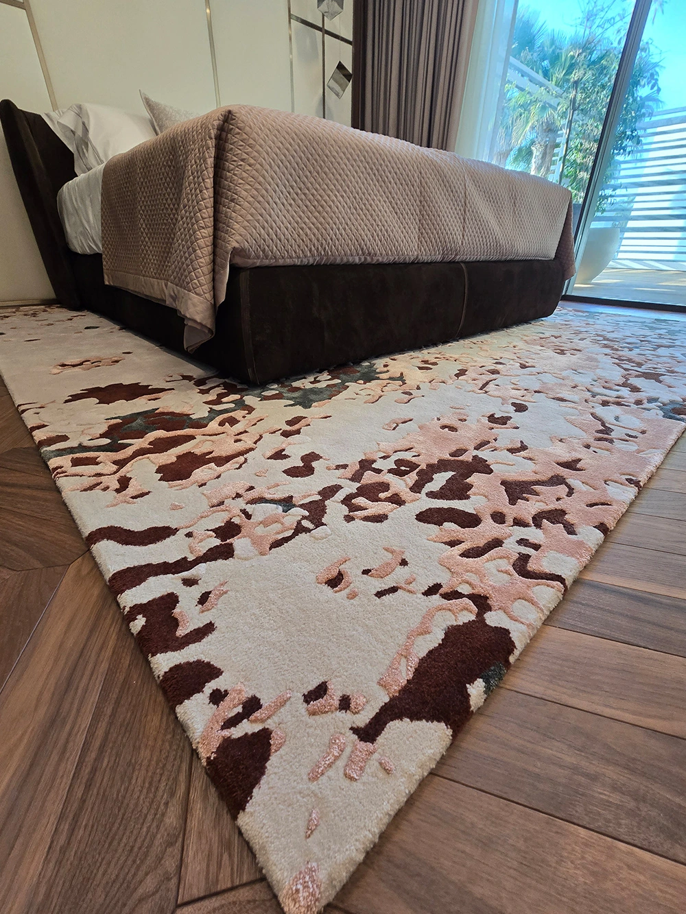 Geometric pattern hand-tufted rug in New Zealand wool